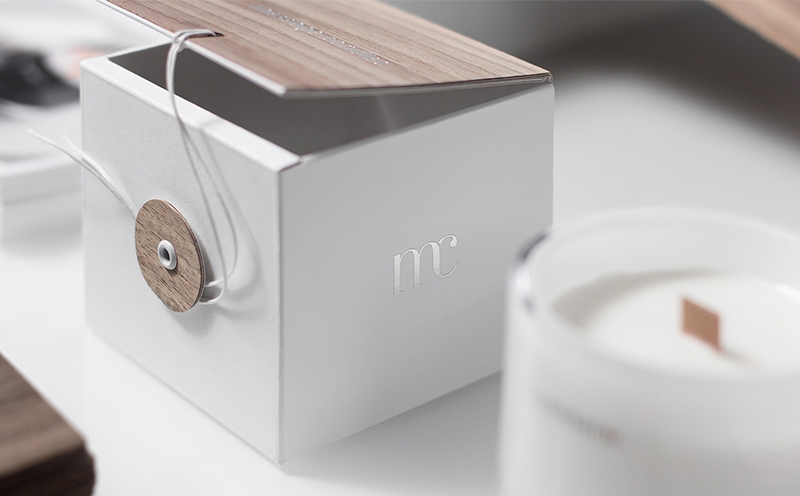 蠟燭包裝設(shè)計(jì)靈感來(lái)源于木芯,天然的紋理與純白色的搭配